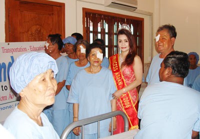 Elizabeth Bich Lien and poor patients (Photo:SGGP)